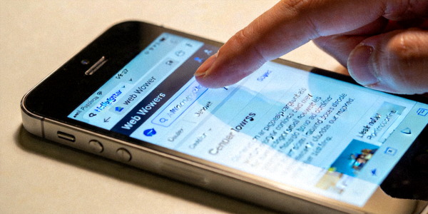 스마트폰에서 웹 브라우저를 사용하여 웹사이트에 접속하는 모습을 묘사한 이미지